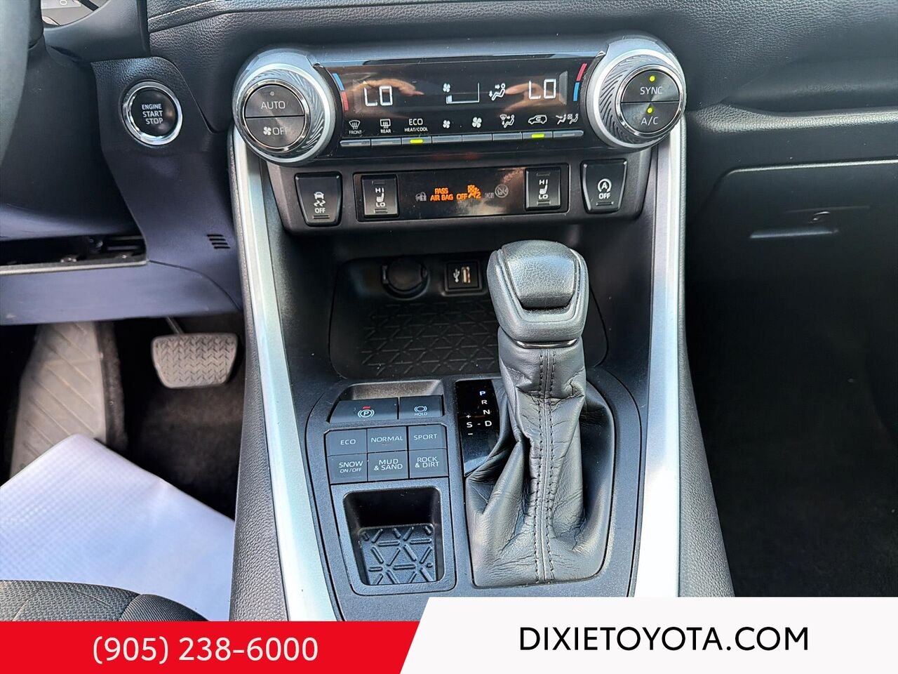 2025 Toyota RAV4 XLE AWD / HEATED SEATS / MOONROOF / ALLOY WHEELS / CARPLAY AND ANDROID AUTO Grey Mississauga - photo #16
