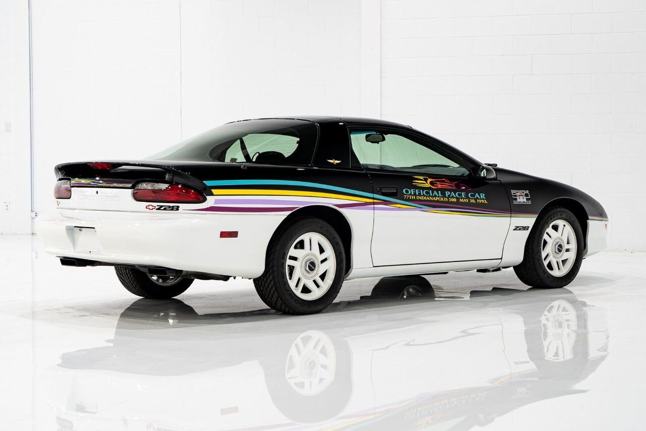 Chevrolet CAMARO Z28 PRIX EN USD | Pace Car with only 957km (595mi) with original window sticker 1993 Noir Montréal - photo #21