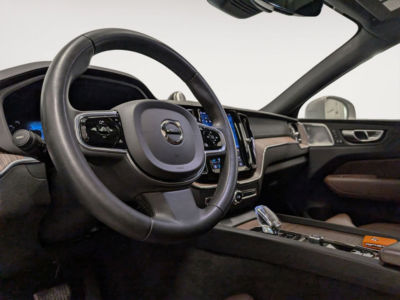 2023 VOLVO XC60 Ultimate Bright Theme AWD Toit Pano Sièges Chauffants Grey Sherbrooke - photo #7