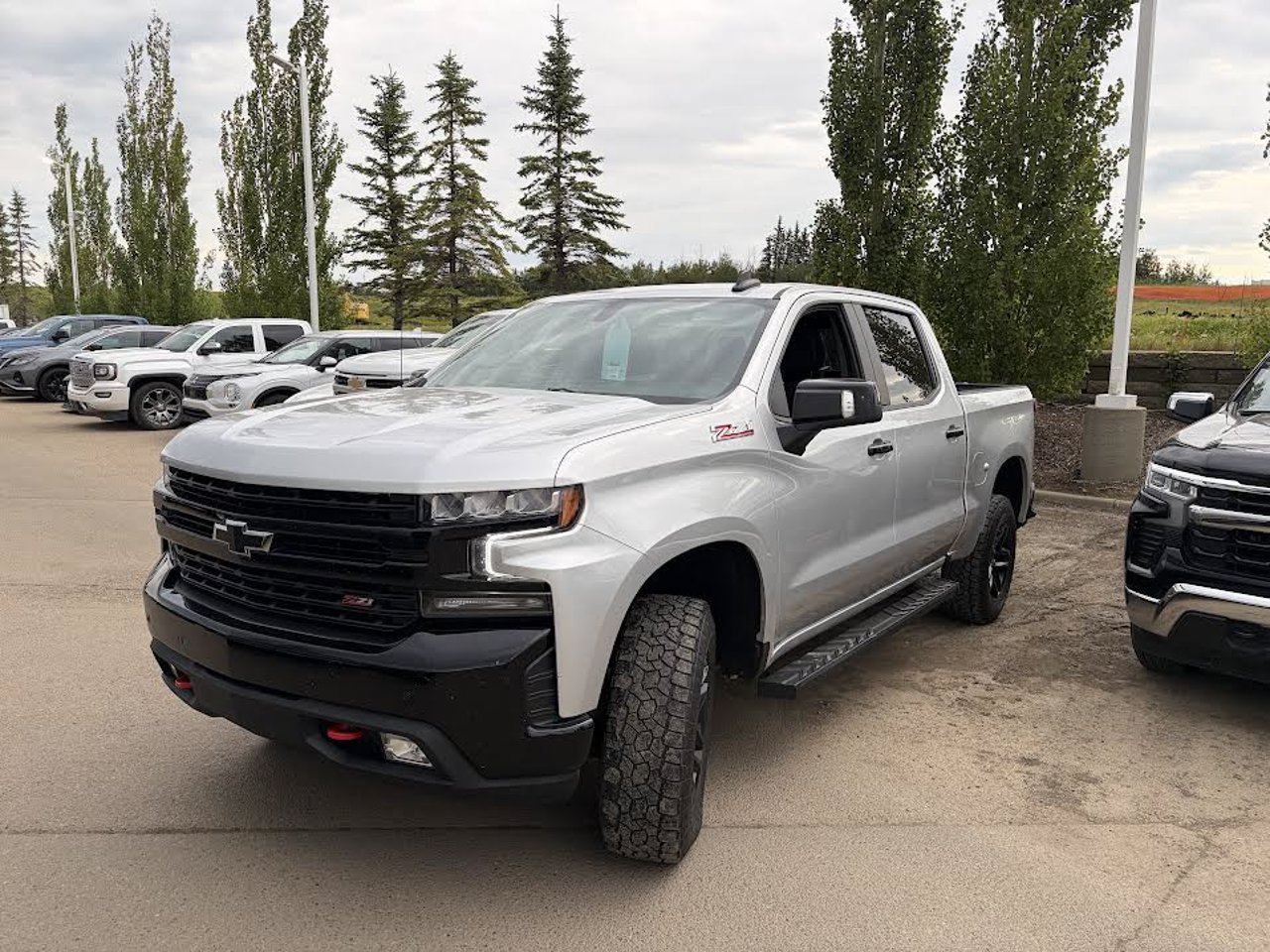 2022 Chevrolet Silverado 1500 LTD 4WD Crew Cab 147 LT Trail Boss Grey Sherwood Park - photo #2