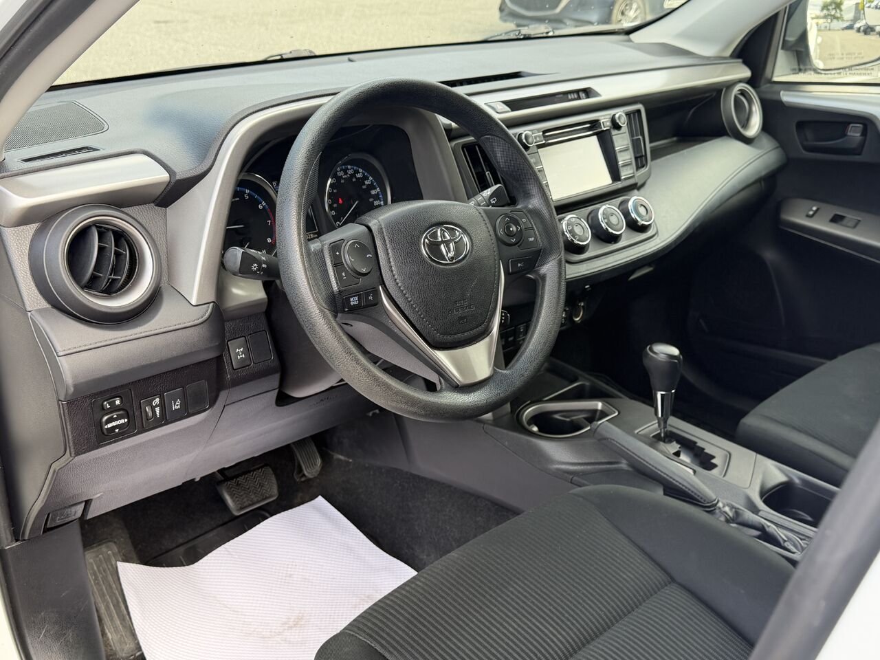 2018 Toyota RAV4 White Ste-Marie - photo #11