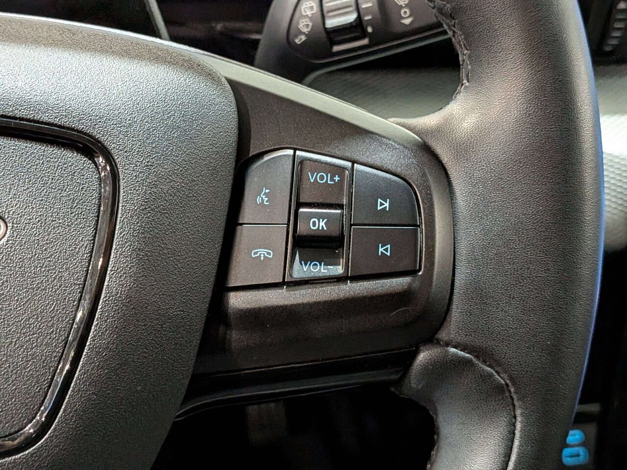 2022 Ford Mustang Mach-E Select AWD Black Val-David - photo #16