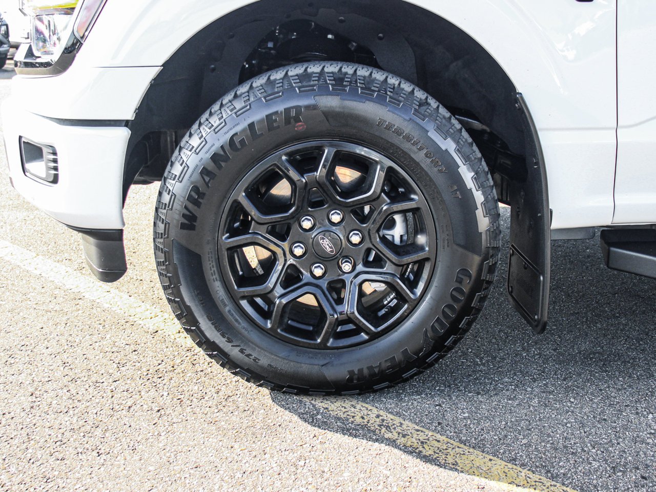 2025 Ford F-150 XLT 4WD SuperCrew 5.5' Box White Sherwood Park - photo #11