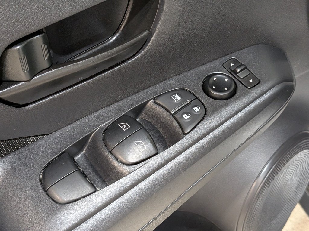 2024 Nissan Kicks S FWD White Val-David - photo #31