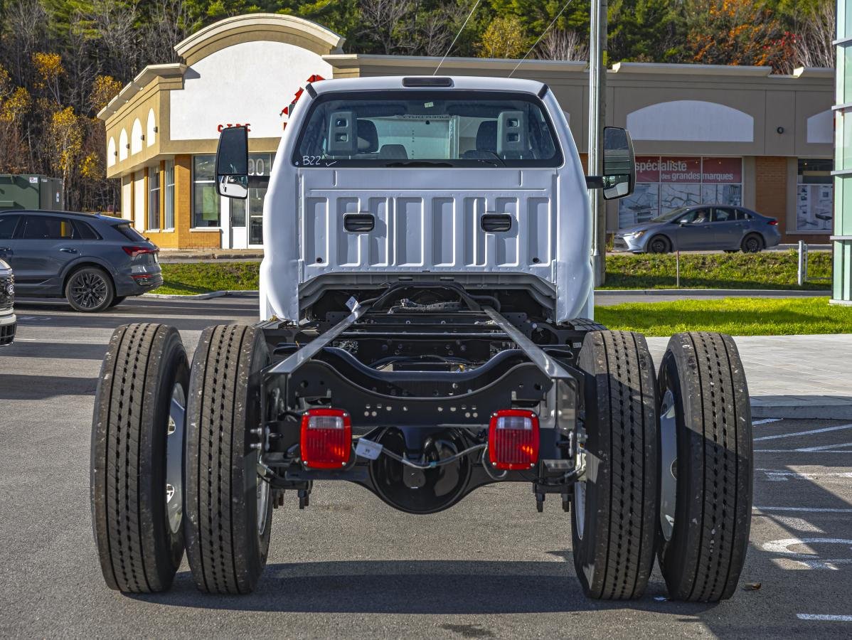 2026 Ford Super Duty F-650 Straight Frame Gas Oxford White Saint-Jérôme - photo #4