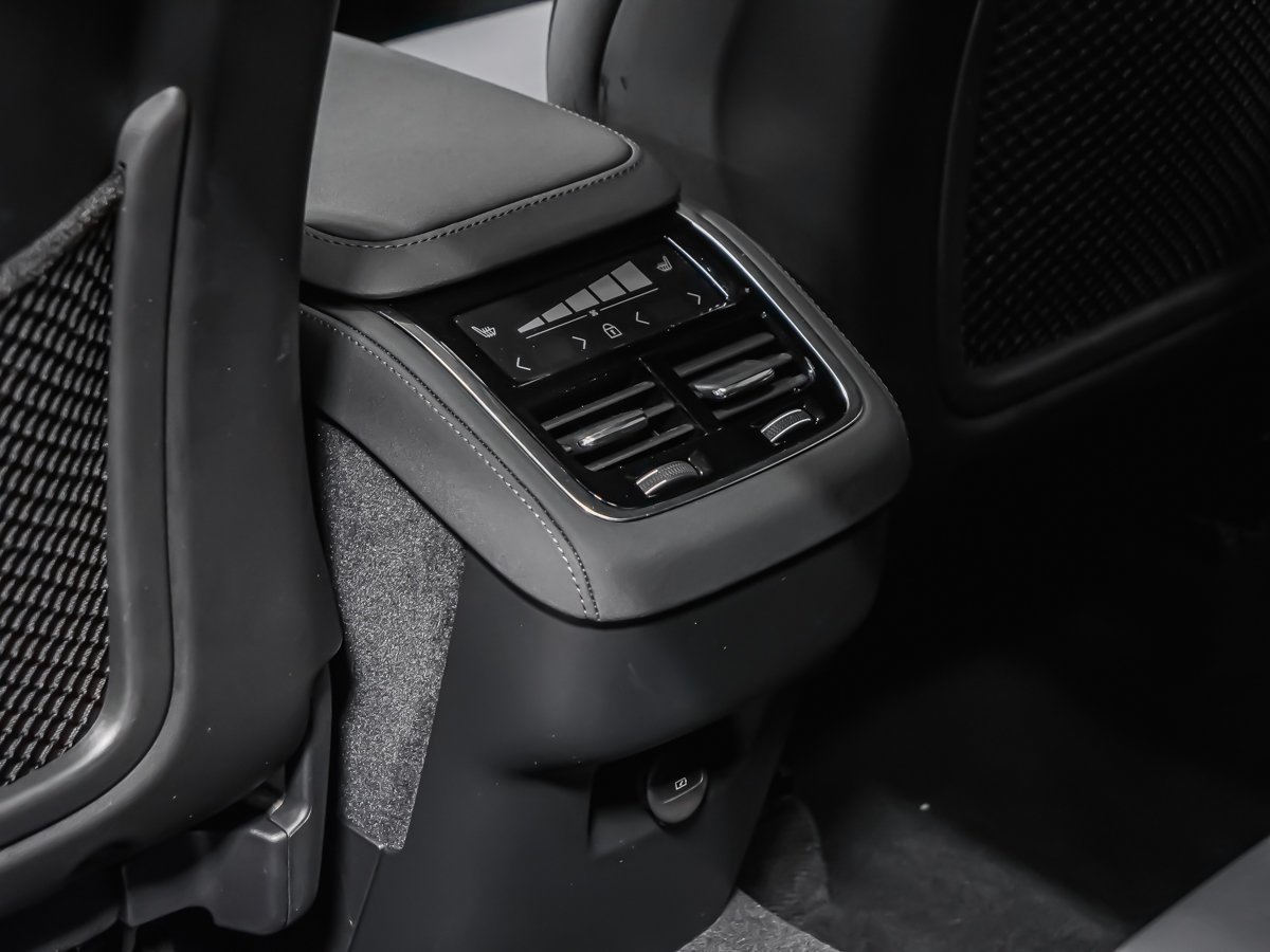 Volvo XC90 B6 CORE BRIGHT 2026 Argent Montréal - photo #15