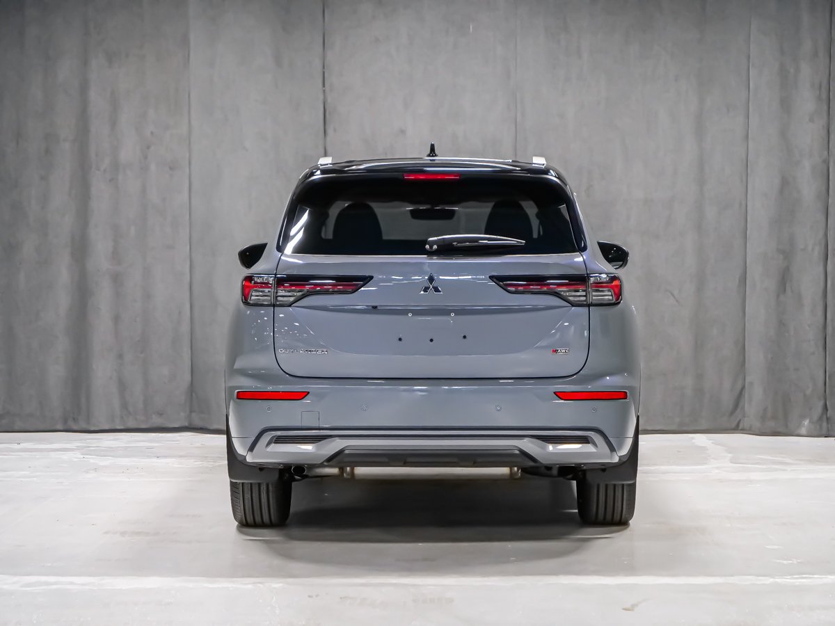 2026 Mitsubishi Outlander GT Moonstone Grey/Black Roof Montreal - photo #4