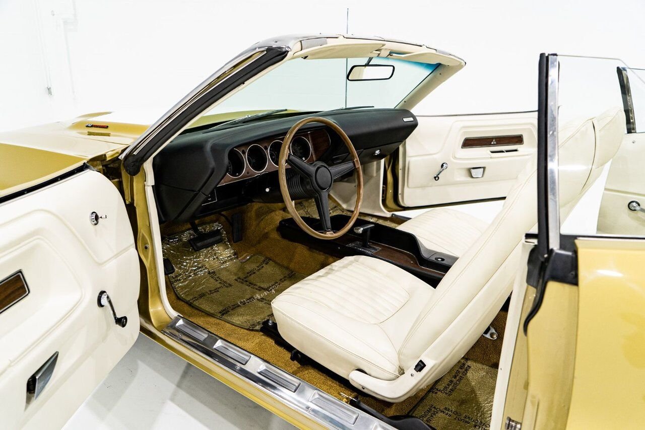 1971 Dodge Challenger *PRIX EN USD* Convertible Fully restored to desirable specifications Gold Montreal - photo #10