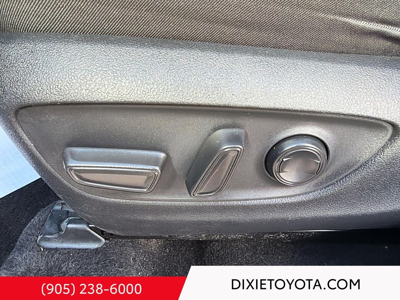 2025 Toyota RAV4 XLE AWD / HEATED SEATS / MOONROOF / ALLOY WHEELS / CARPLAY AND ANDROID AUTO Grey Mississauga - photo #9