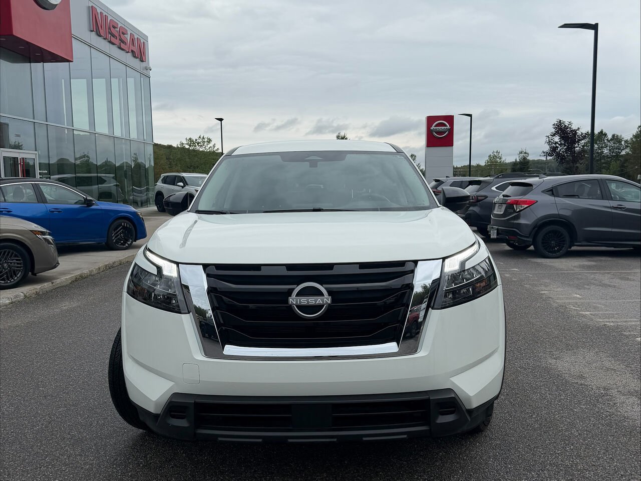 Nissan Pathfinder 2024 Blanc Mont-Laurier - photo #3