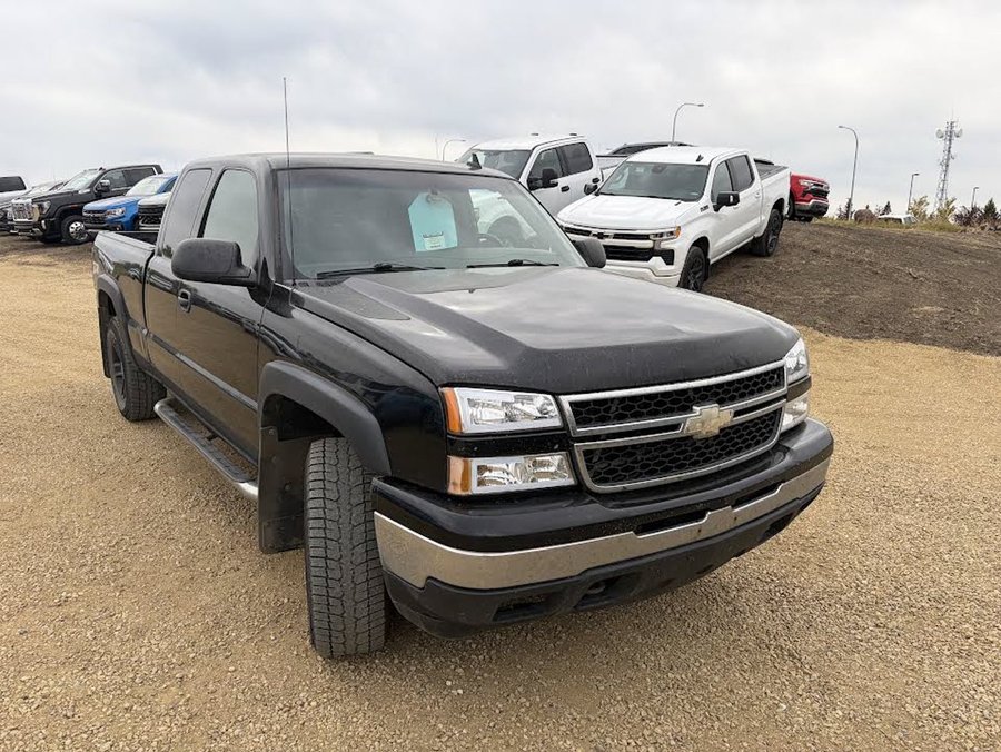 2006 Chevrolet Silverado 1500 Base Ext Cab 5.3L | Running Boards Black