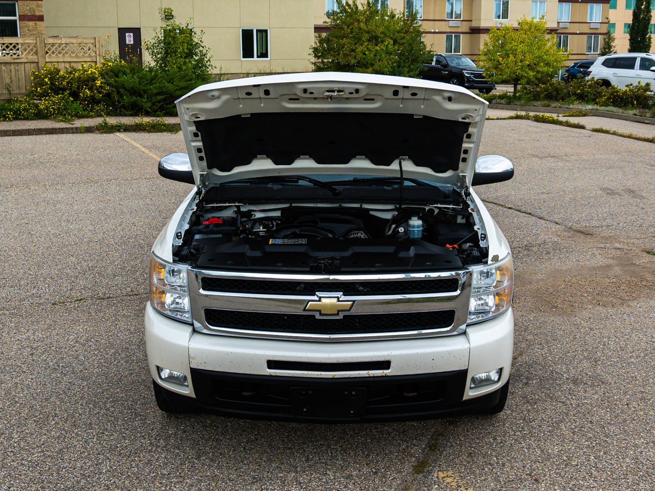 2009 Chevrolet Silverado 1500 4WD Crew Cab 143.5 LTZ White Sherwood Park - photo #8
