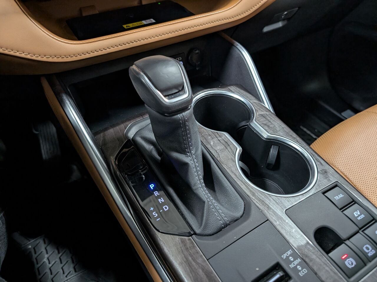 Toyota Highlander Hybride PLATINUM/SIÈGES AVANT ET ARRIÈRE CHAUFFANT/SIÈGES AVANT VENTILLÉ/TOIT PANORAMIQUE OUVRANT/VOLANT 2025 Noir minuit métallisé Sherbrooke - photo #21