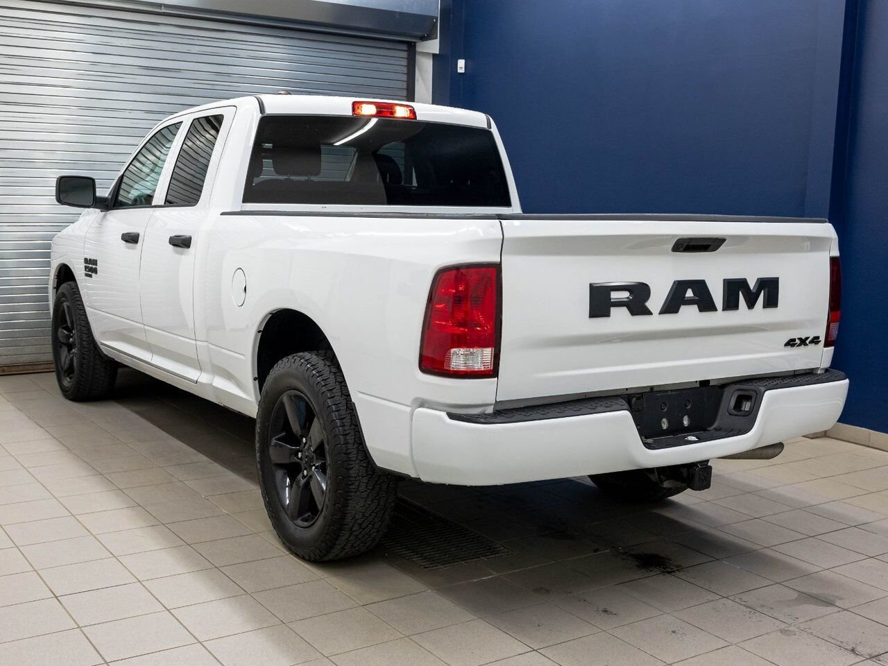 Ram 1500 Classic NIGHT EDITION 4X4 *CARPLAY* FREINS REMORQ WIFI USB 2023 Blanc Saint-Jérôme - photo #4