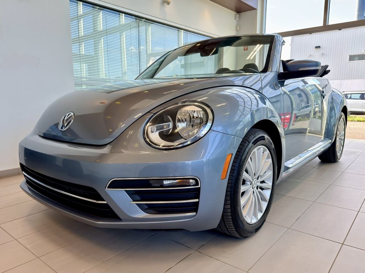 2019 Volkswagen Beetle Convertible Blue Notre-Dame-des-Prairies - photo #4