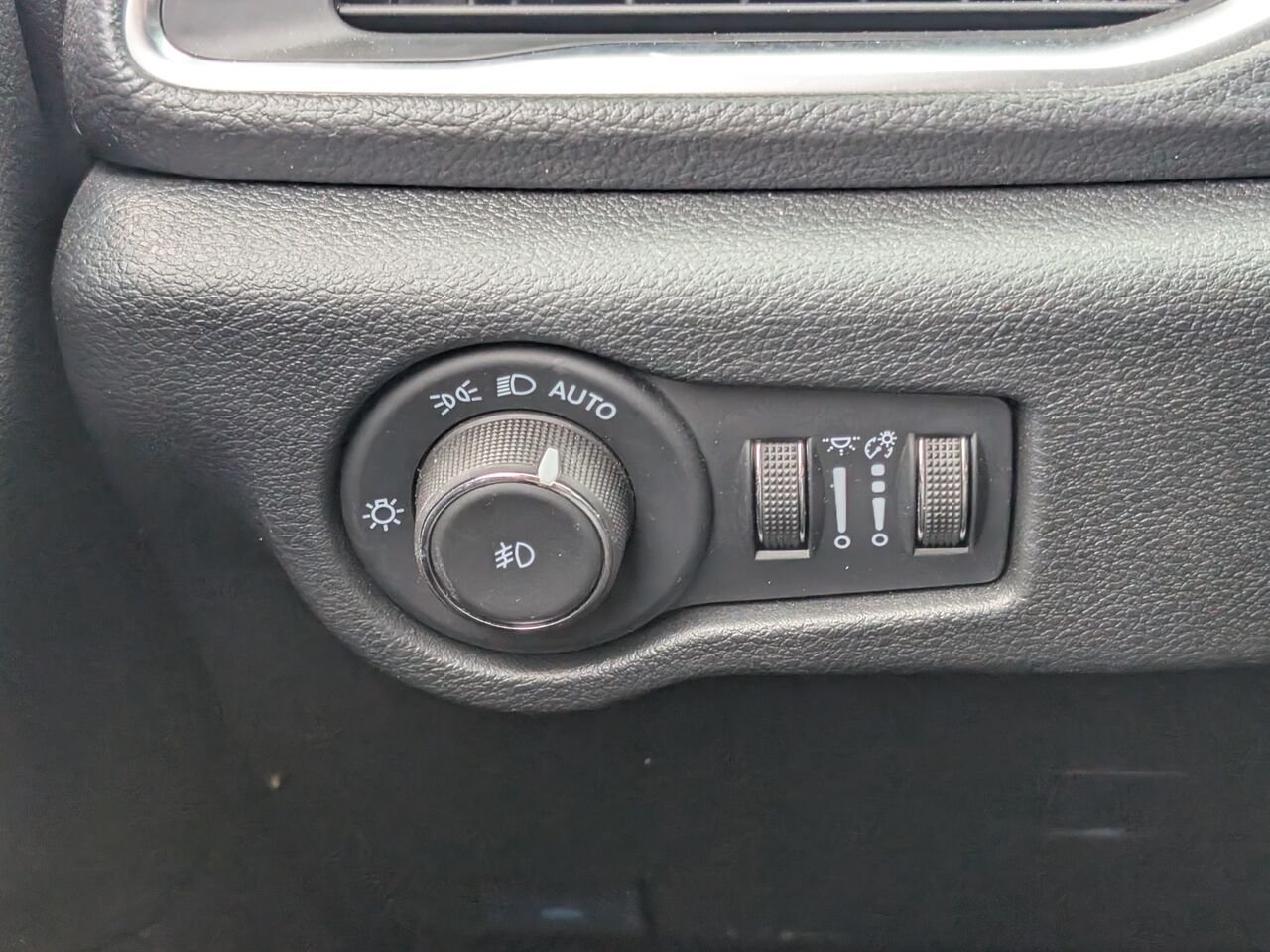 Chrysler Pacifica LIMITED/SIÈGES CHAUFFANTS/TOIT OUVRANT/VOLANT CHAUFFANT/BLUETOOTH/AC BIZONE 2025 Noir Sherbrooke - photo #11
