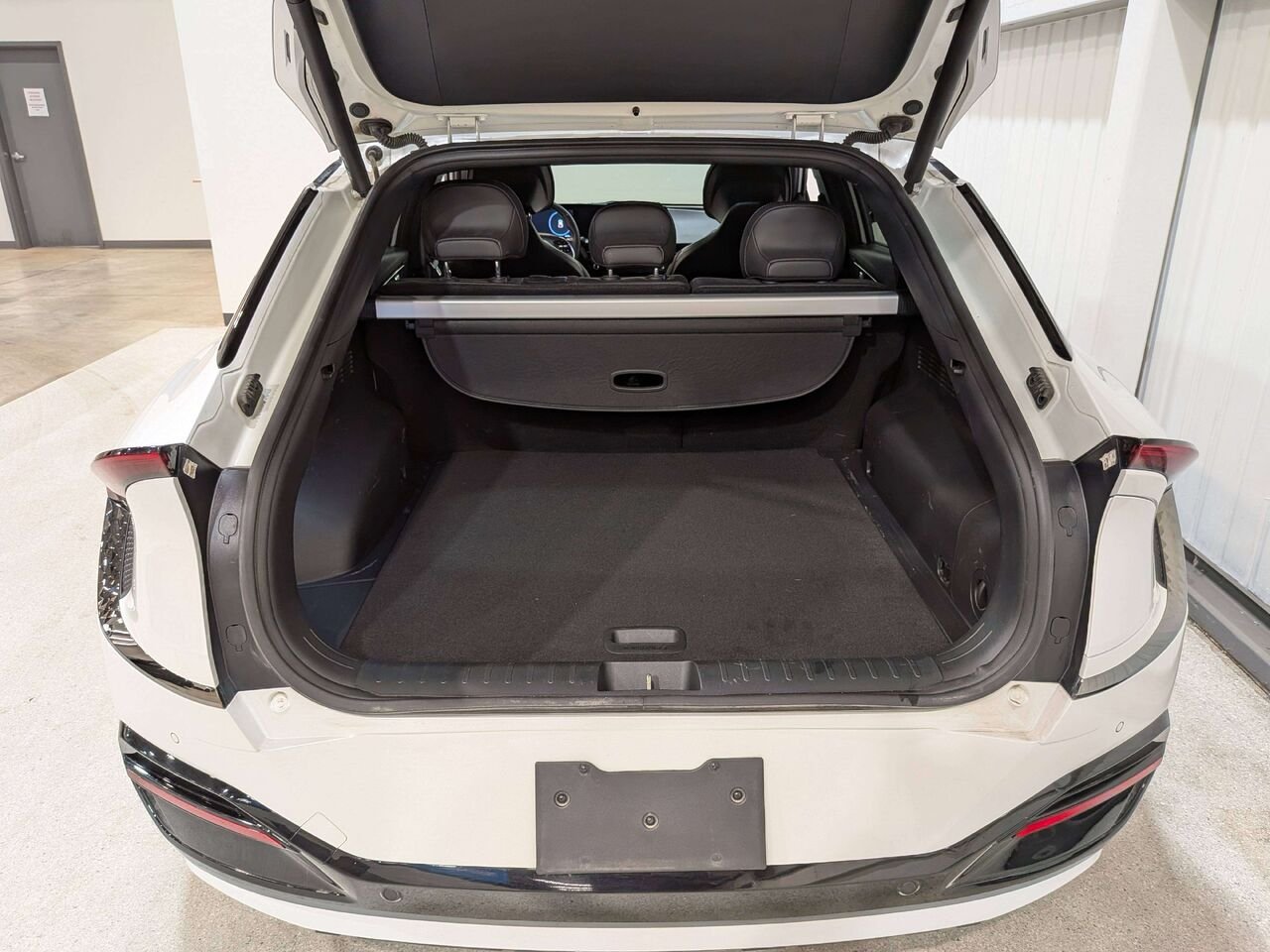 2024 Kia EV6 Land w/GT-Line Pkg 1 AWD White Val-David - photo #8