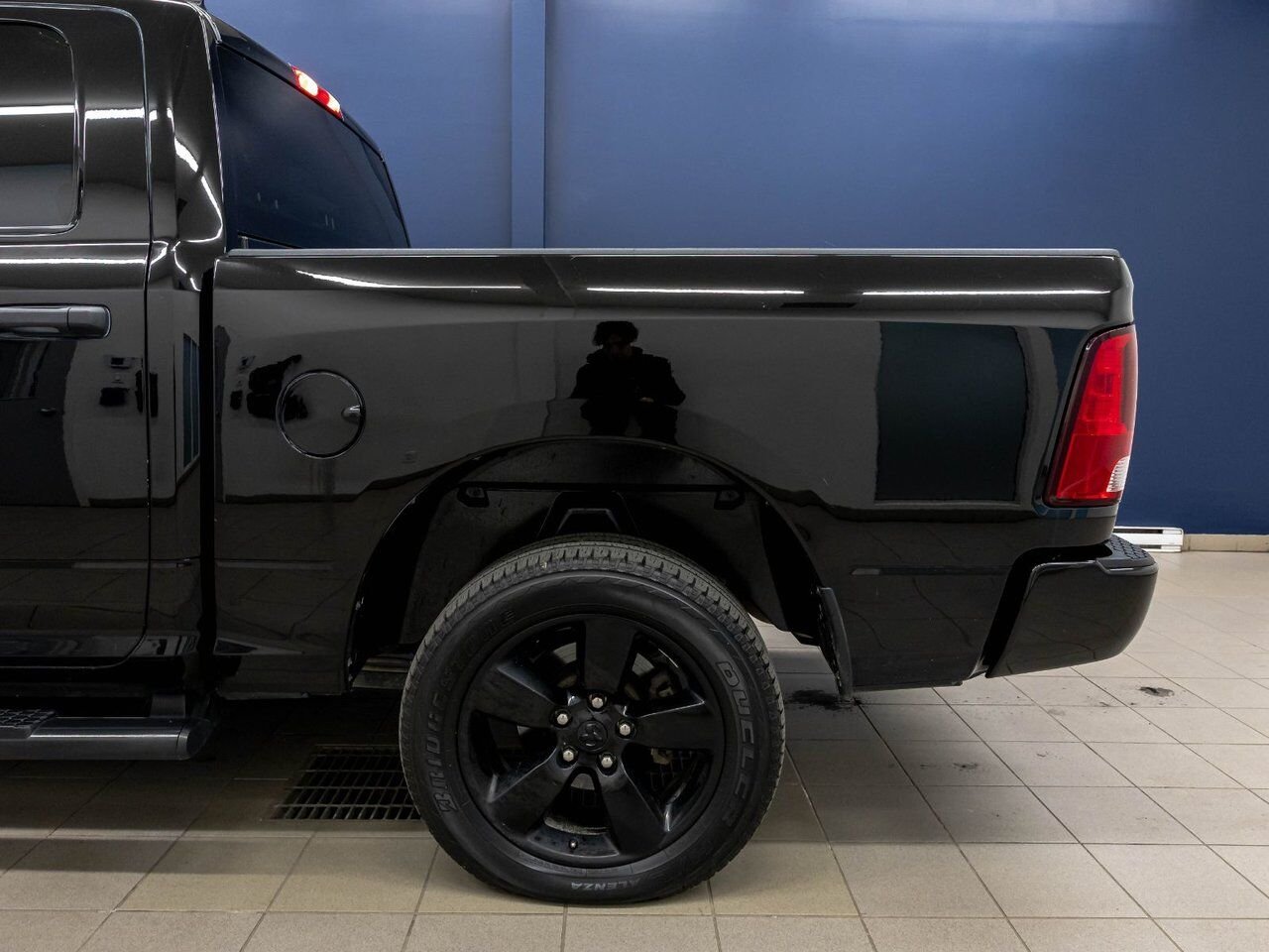 Ram 1500 Classic NIGHT CREW 4X4 V8 *SIÈGES CHAUFF* CARPLAY 3.92 2023 Noir Saint-Jérôme - photo #27