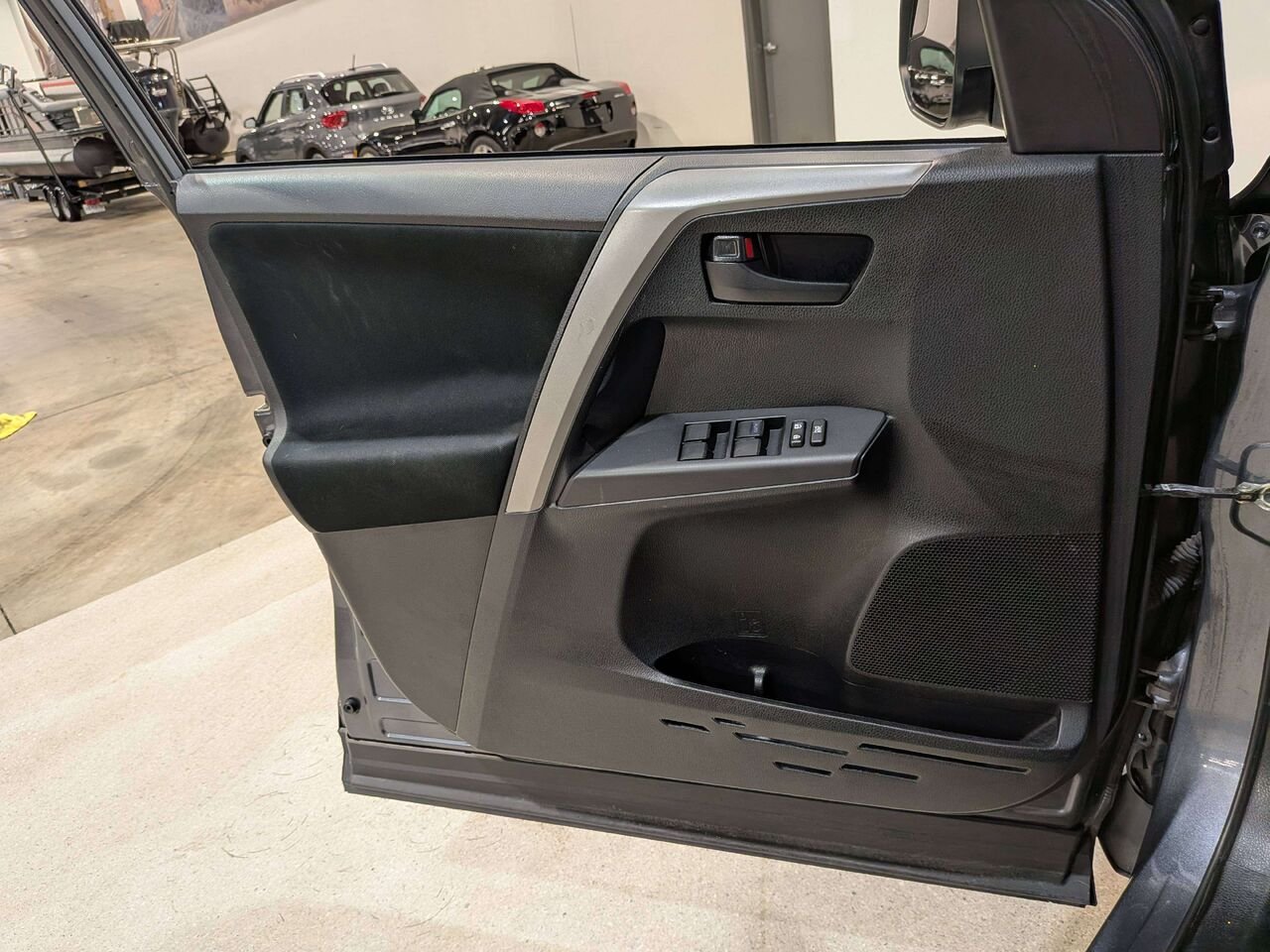 2018 Toyota RAV4 FWD LE Grey Val-David - photo #30