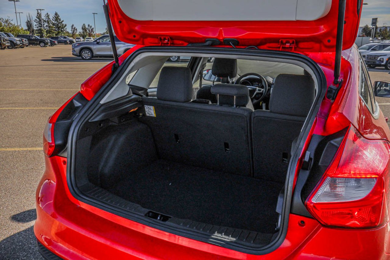 2012 Ford Focus 5dr HB SEL Red Sherwood Park - photo #7