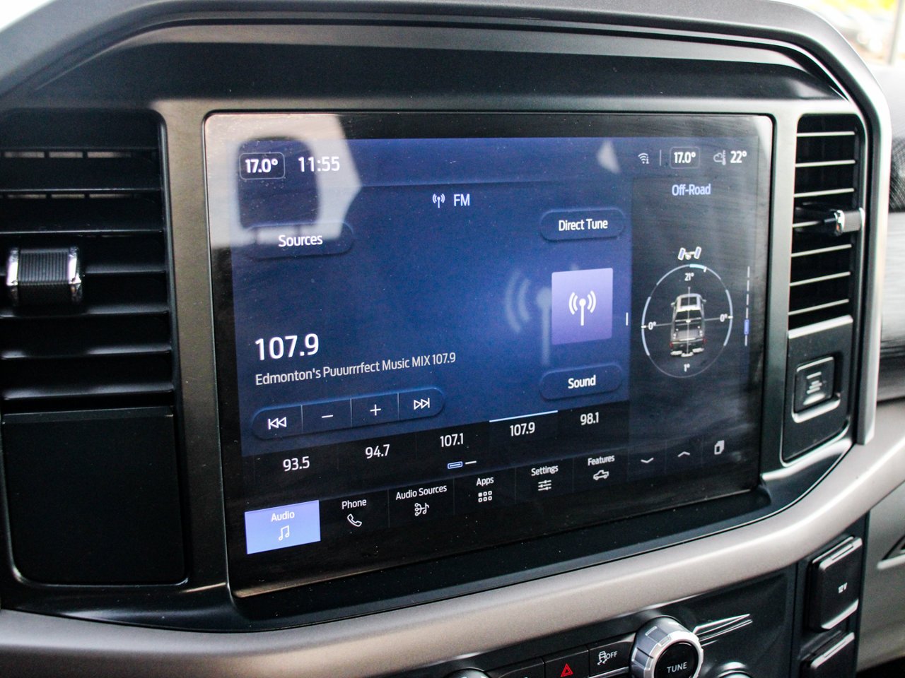 2025 Ford F-150 XLT 4WD SuperCrew 5.5' Box White Sherwood Park - photo #21