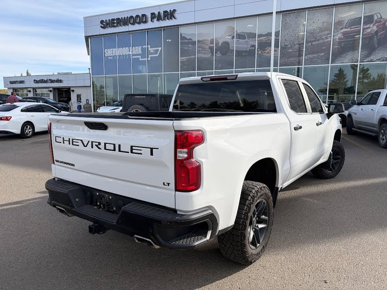 2022 Chevrolet Silverado 1500 LTD 4WD Crew Cab 147 LT Trail Boss White Sherwood Park - photo #4