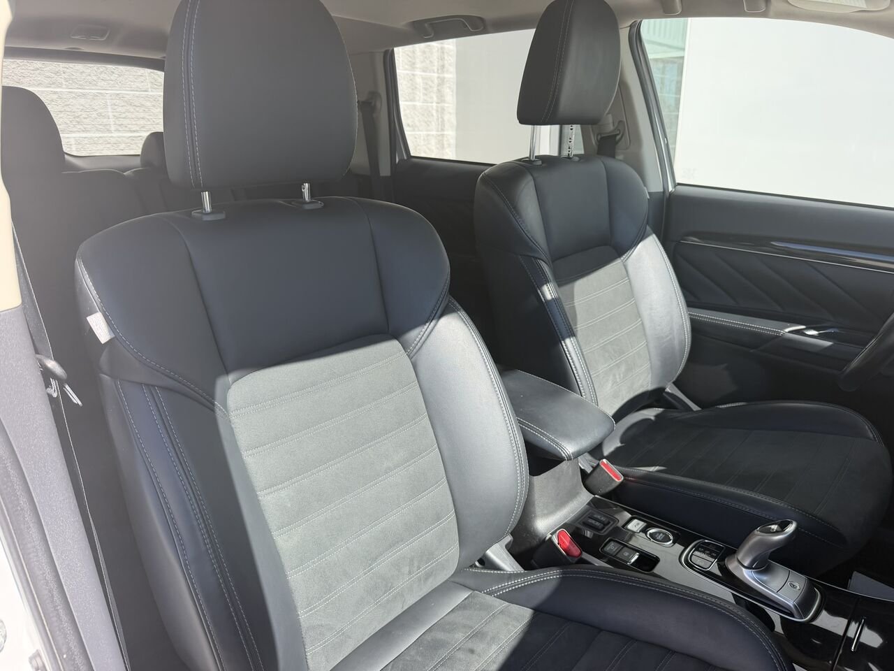 2020 Mitsubishi Outlander Plug-In Hybrid SE S-AWC Silver Laval - photo #10
