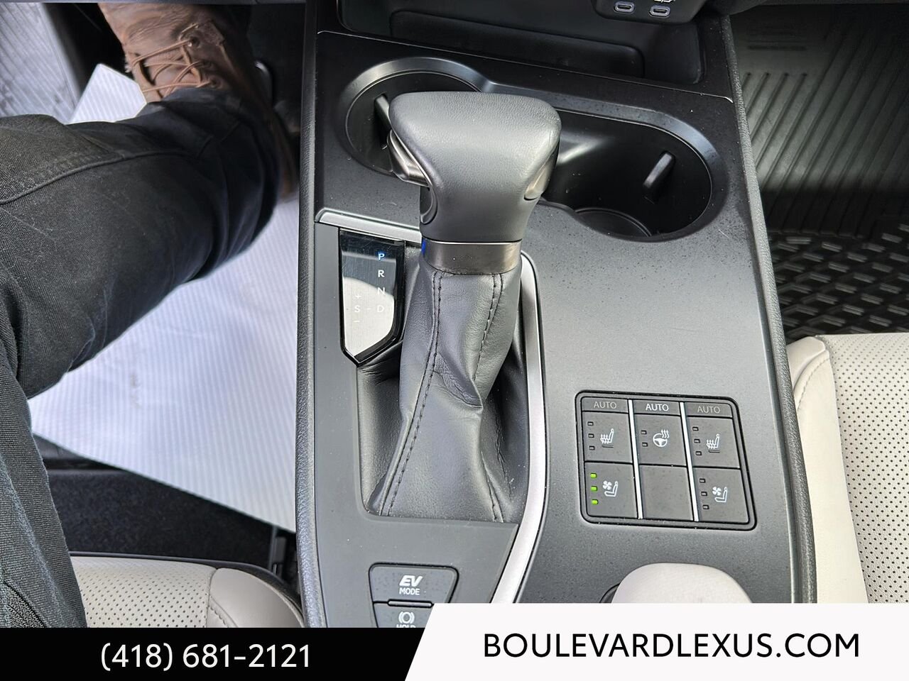 Lexus UX 19982A | UX 250h CVT 2024 Bleu Québec - photo #16