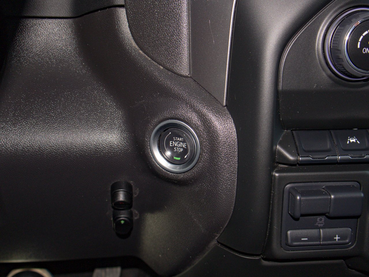 2024 Chevrolet Silverado 1500 4WD Crew Cab 147 Custom Trail Boss White Sherwood Park - photo #24