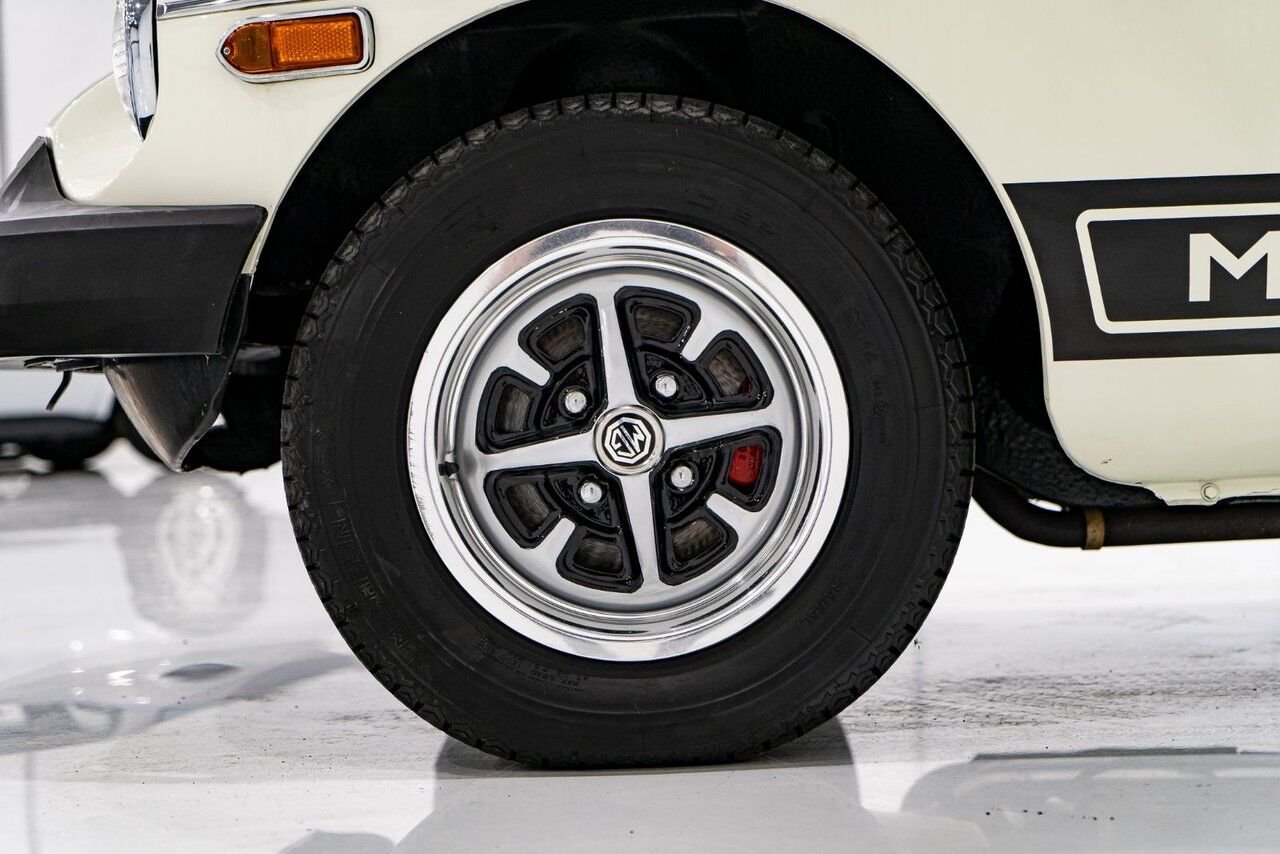 MG B Beautifully presented from former complete restoration 1979 Blanc Montréal - photo #56