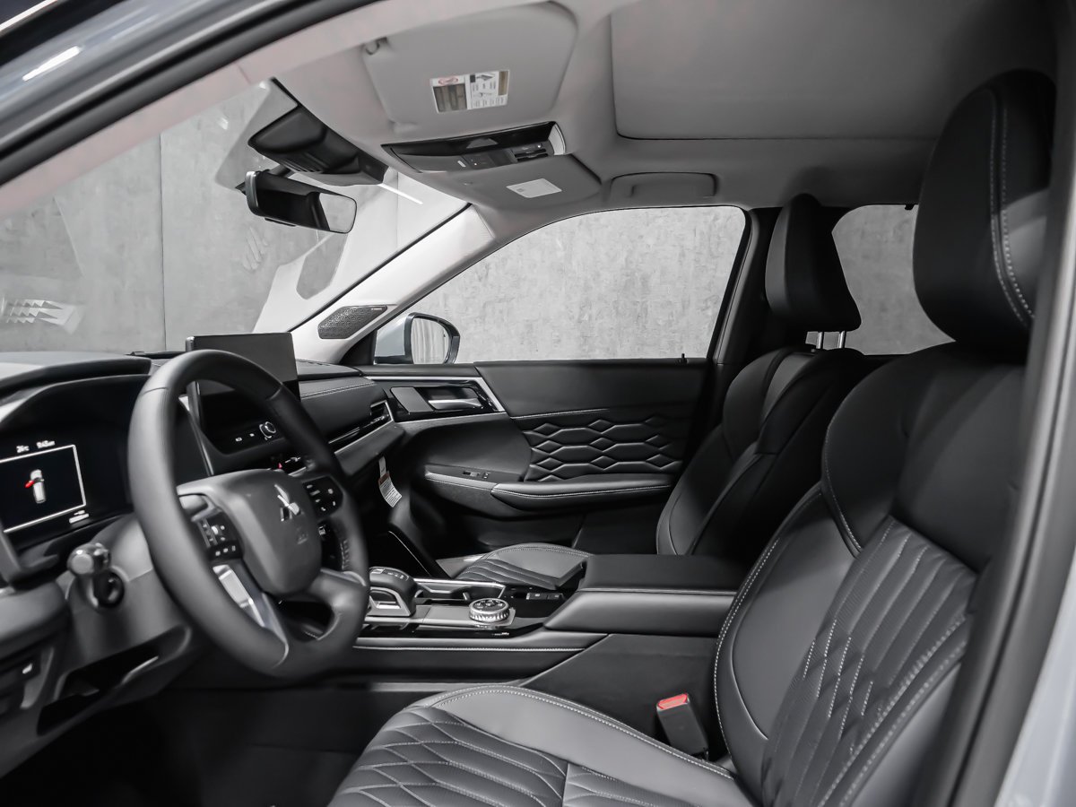 2026 Mitsubishi Outlander GT Moonstone Grey/Black Roof Montreal - photo #13