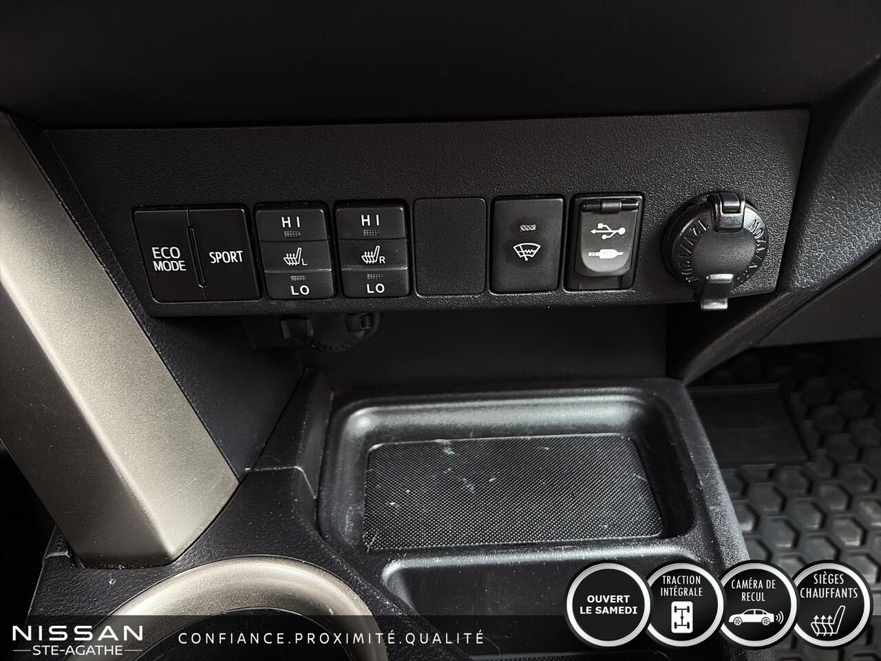 2015 Toyota RAV4 Black Ste-Agathe des Monts - photo #8