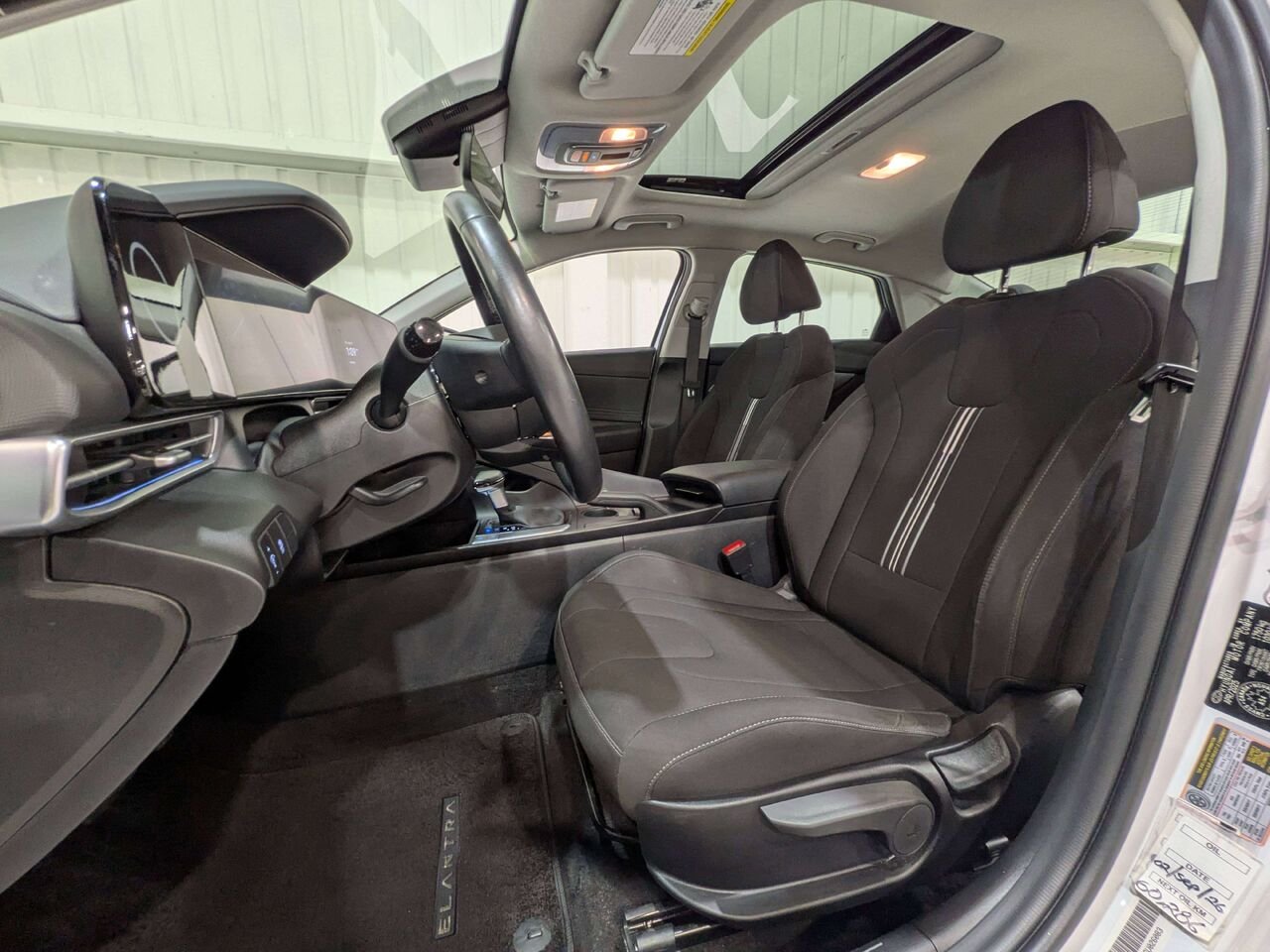 2025 Hyundai Elantra Preferred IVT w/Tech Pkg White Val-David - photo #1
