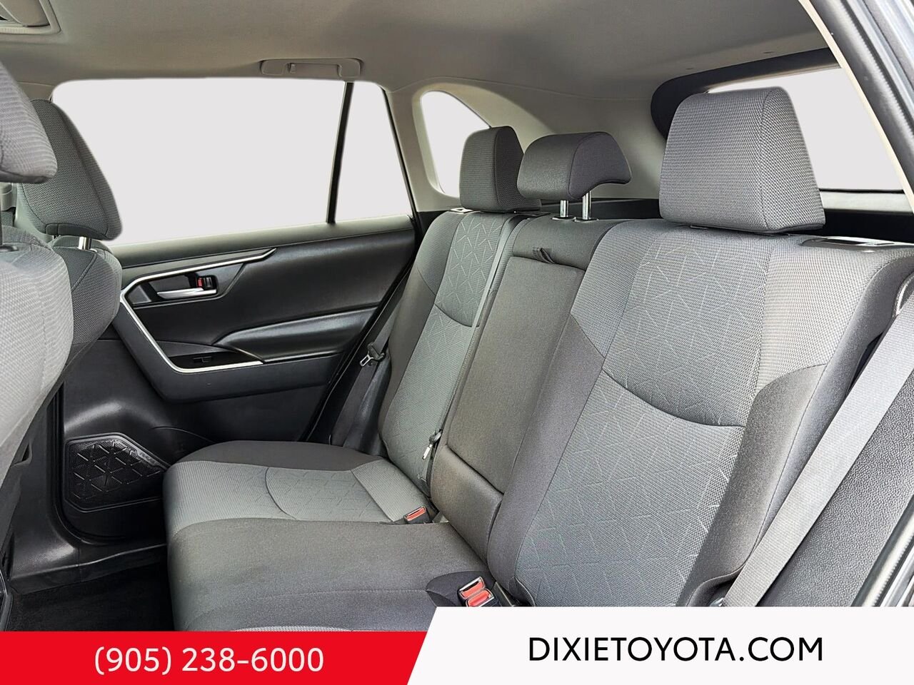 2024 Toyota RAV4 XLE AWD / CLEAN CARFAX / HEATED SEATS / MOONROOF / BACKUP CAMERA White Mississauga - photo #19