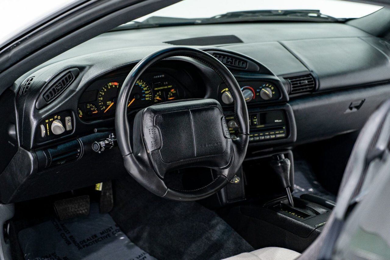 Chevrolet CAMARO Z28 PRIX EN USD | Pace Car with only 957km (595mi) with original window sticker 1993 Noir Montréal - photo #10