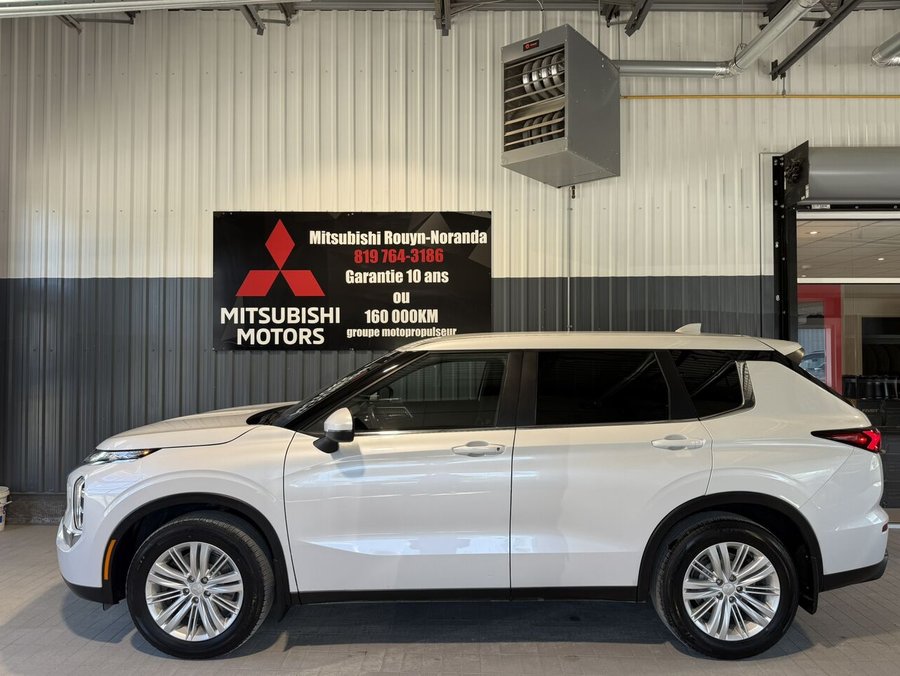 2022 Mitsubishi Outlander ES S-AWC White
