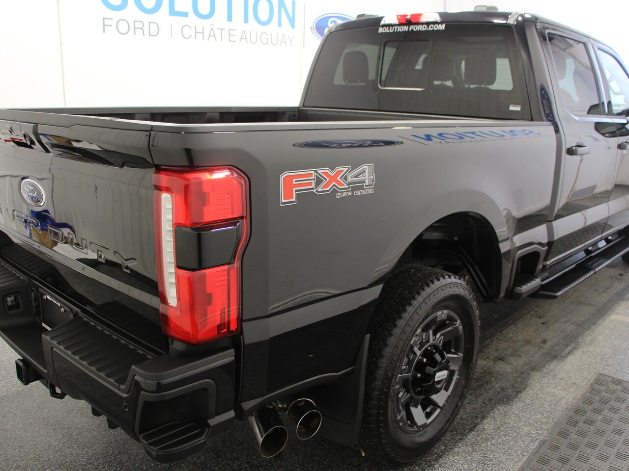 2024 Ford Super Duty F-250 SRW LARIAT Black Saint-Eustache - photo #2