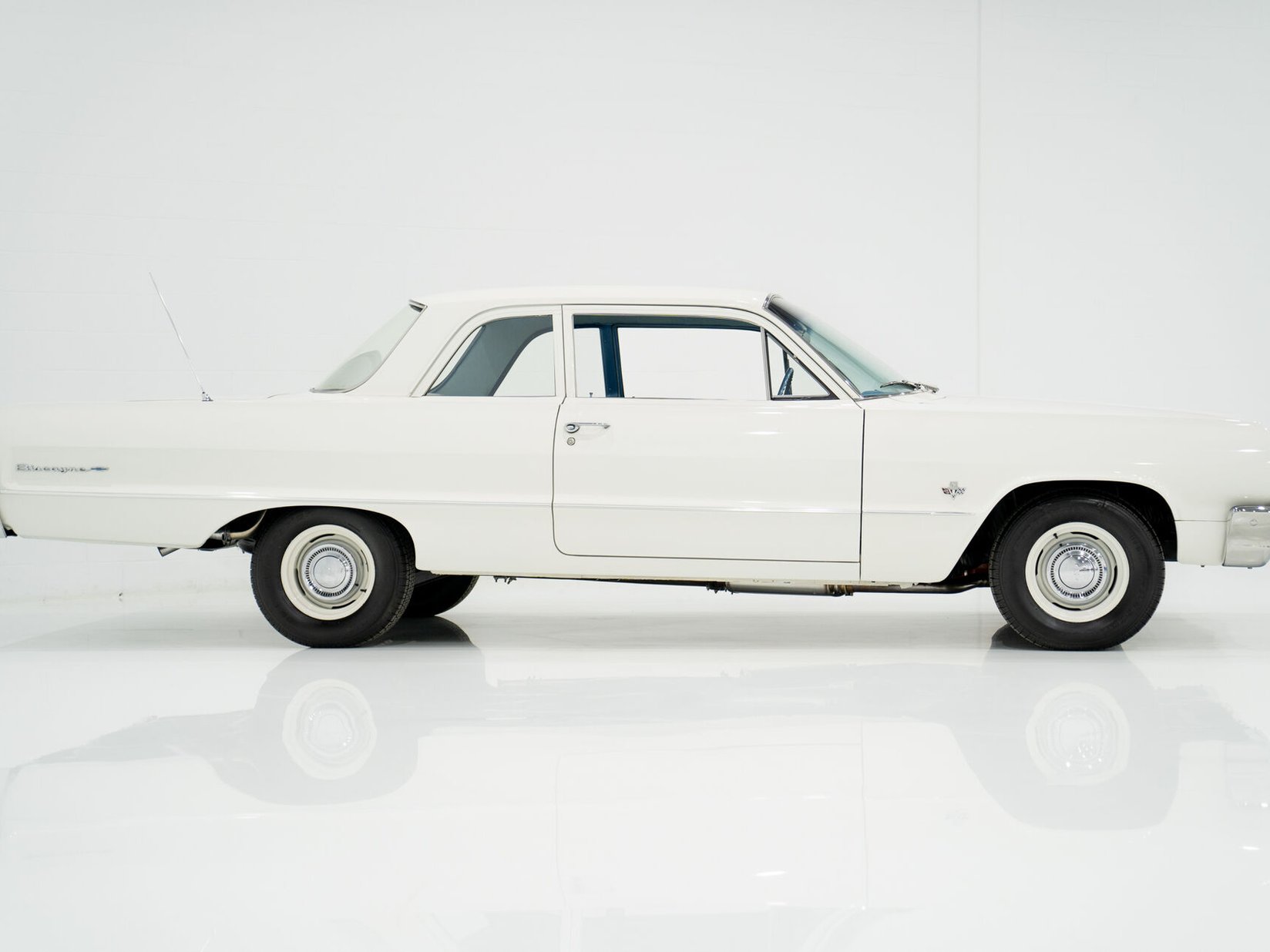 1964 Chevrolet Biscayne Matching 409 / 425HP Transmission 4 Vitesse Complètement Entièrement restauré **PRIX EN USD** White Montreal - photo #5
