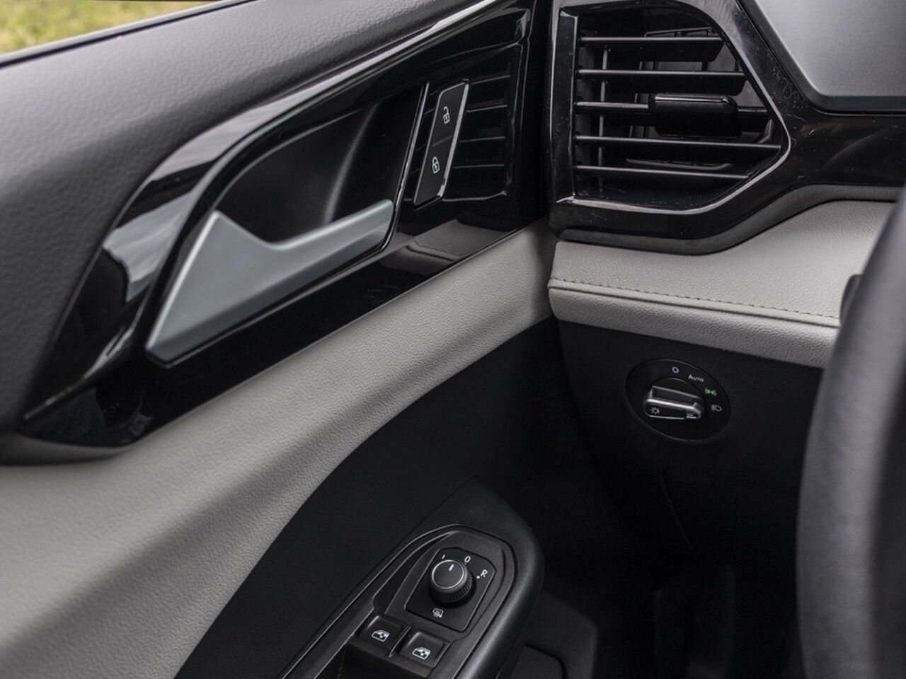 2025 Volkswagen Taos White Gatineau - photo #15