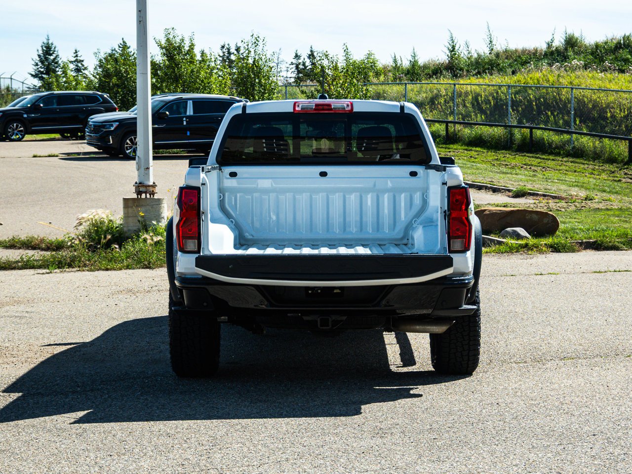 2024 Chevrolet Colorado 4WD Crew Cab Trail Boss White Sherwood Park - photo #15