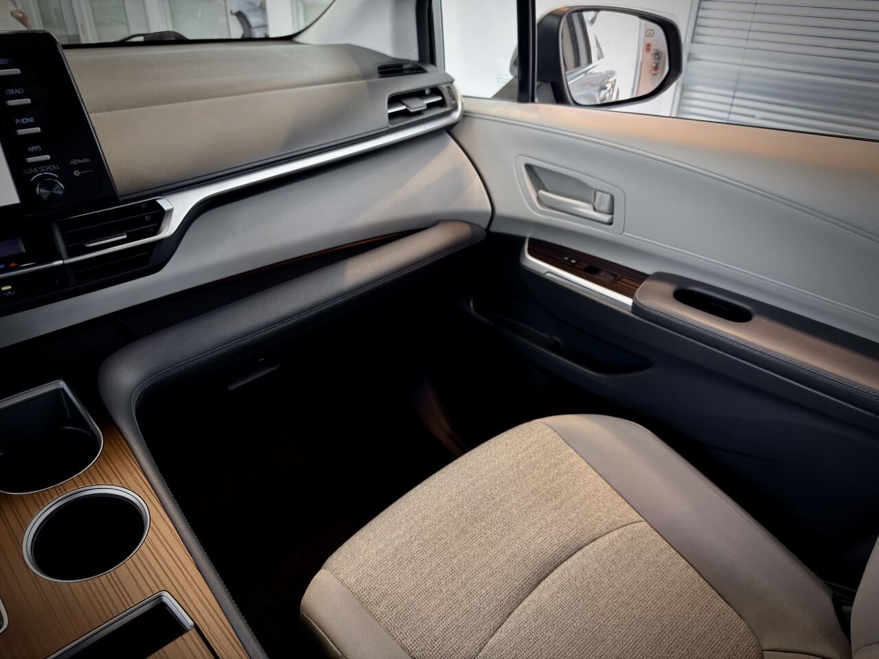 2022 Toyota Sienna Silver Notre-Dame-des-Prairies - photo #15