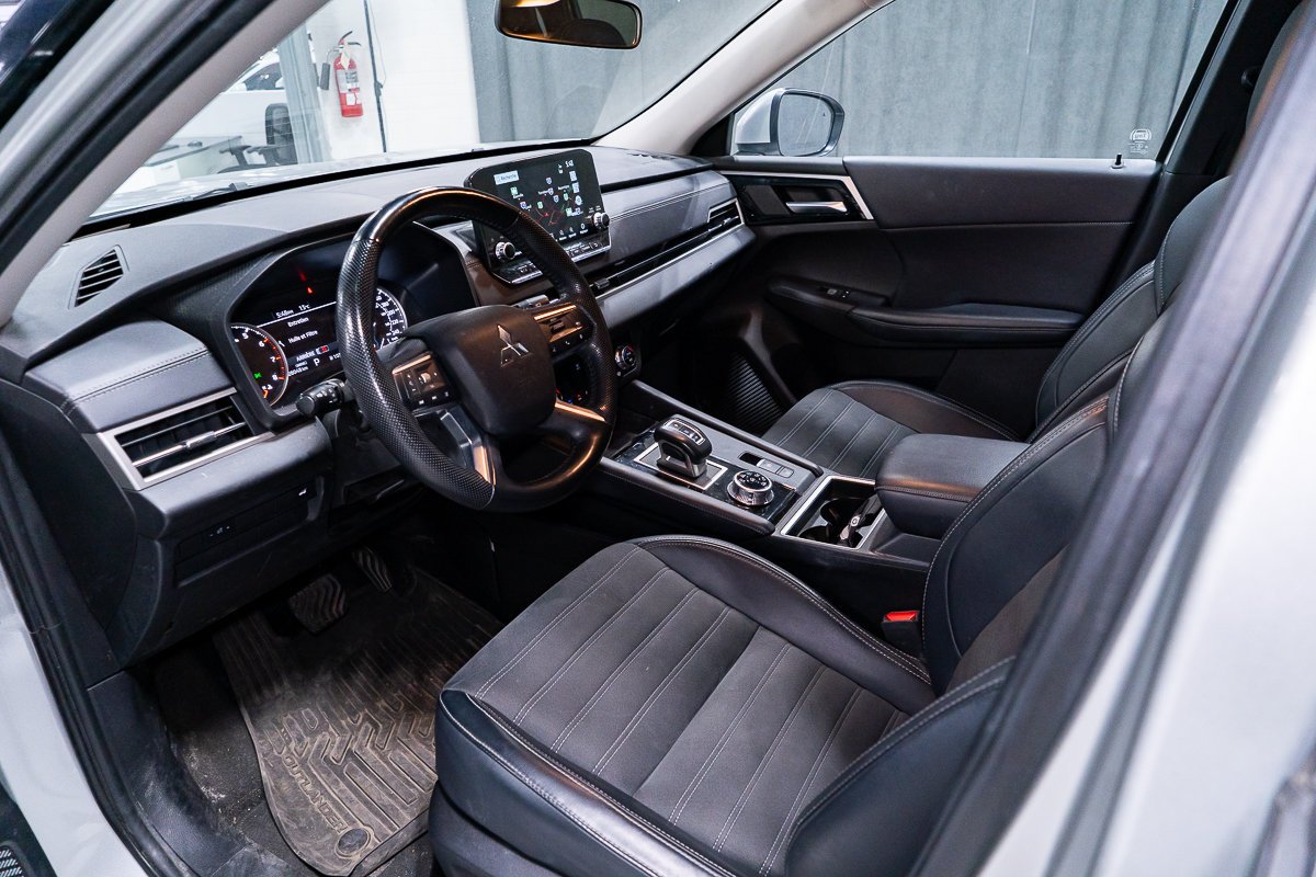 Mitsubishi Outlander LE BANC CHAUFFANT APPLE CAR PLAY SANS FIL 2024 Argent Montréal - photo #1