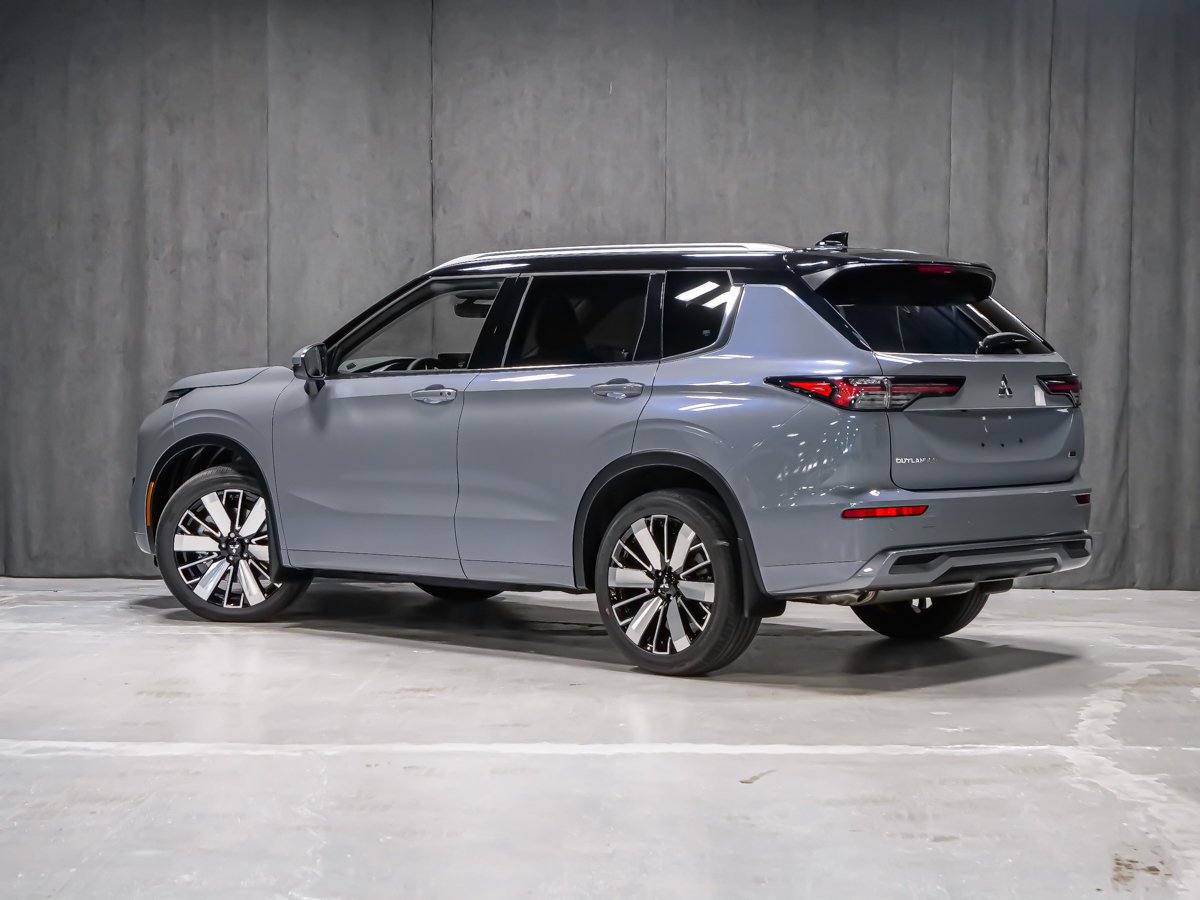 2026 Mitsubishi Outlander GT Moonstone Grey/Black Roof Montreal - photo #3