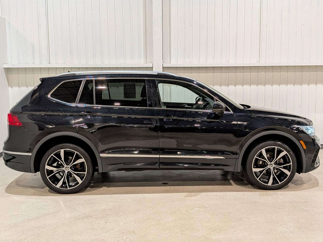 2022 Volkswagen Tiguan Highline R-Line 4MOTION Black Mirabel - photo #2