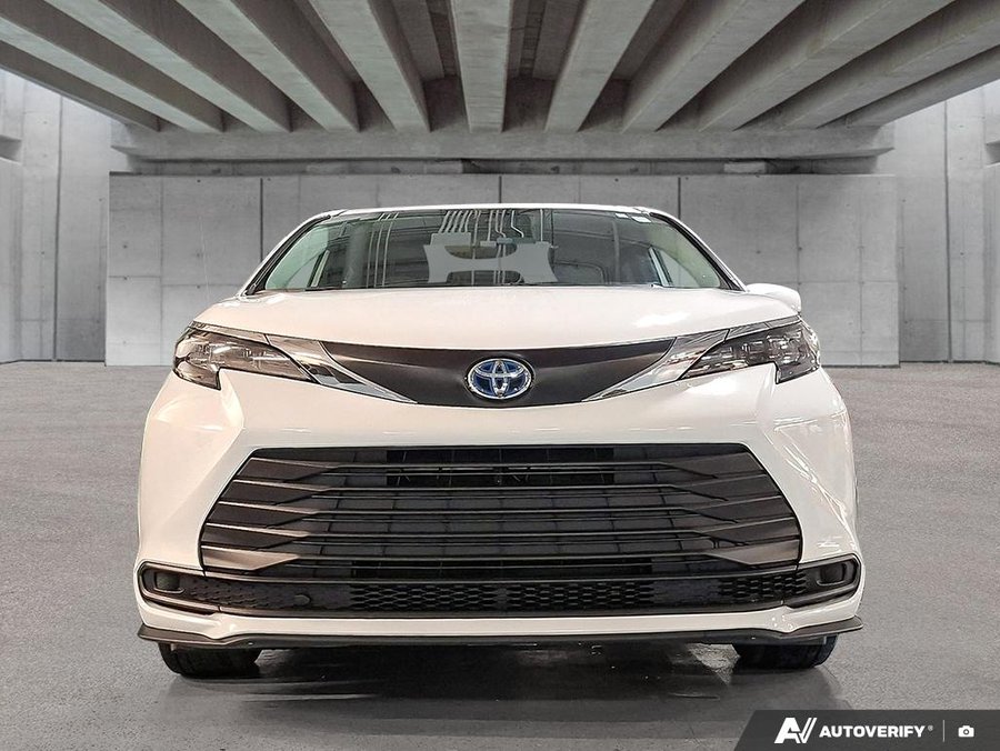 2025 Toyota Sienna LE White