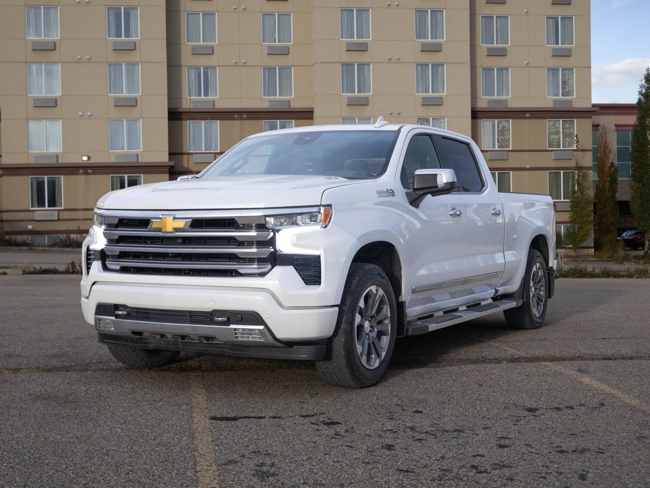 2024 Chevrolet Silverado 1500 4WD Crew Cab 147 High Country White Sherwood Park - photo #3