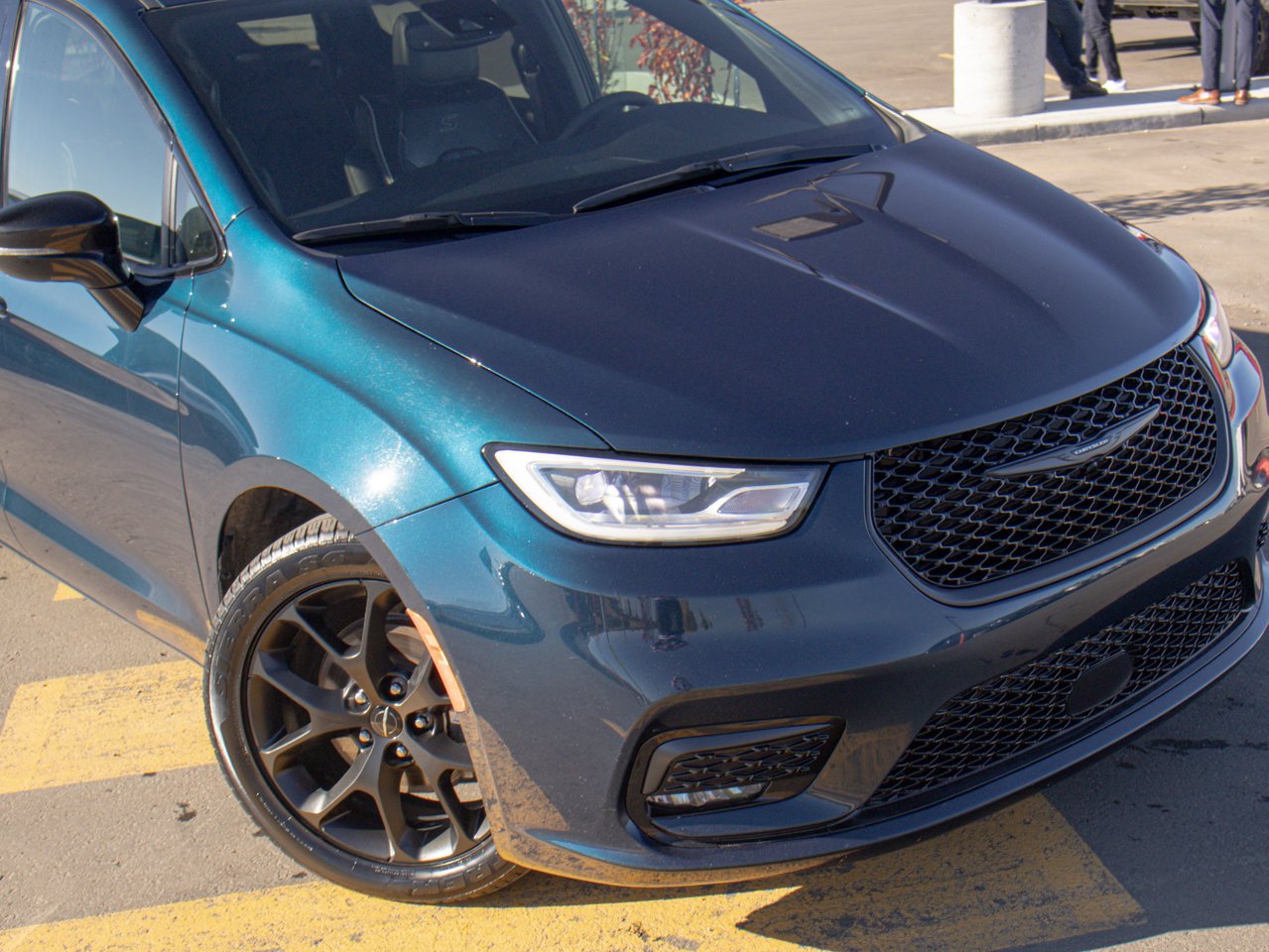 2025 Chrysler Pacifica Limited FWD Blue Sherwood Park - photo #15