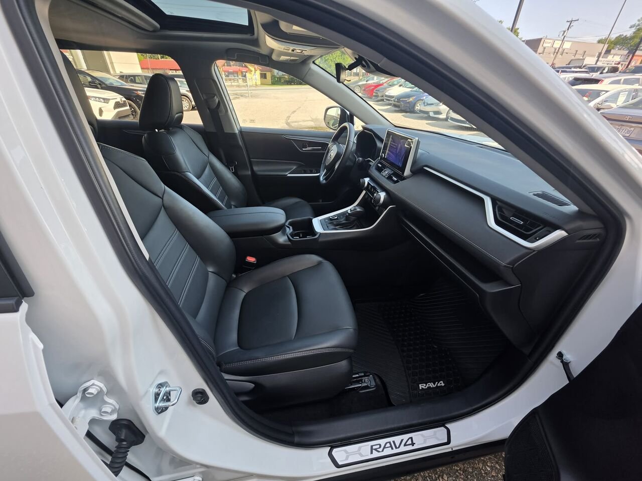 Toyota RAV4 XLE HYBRIDE 2023 Blanc Mont-Laurier - photo #11