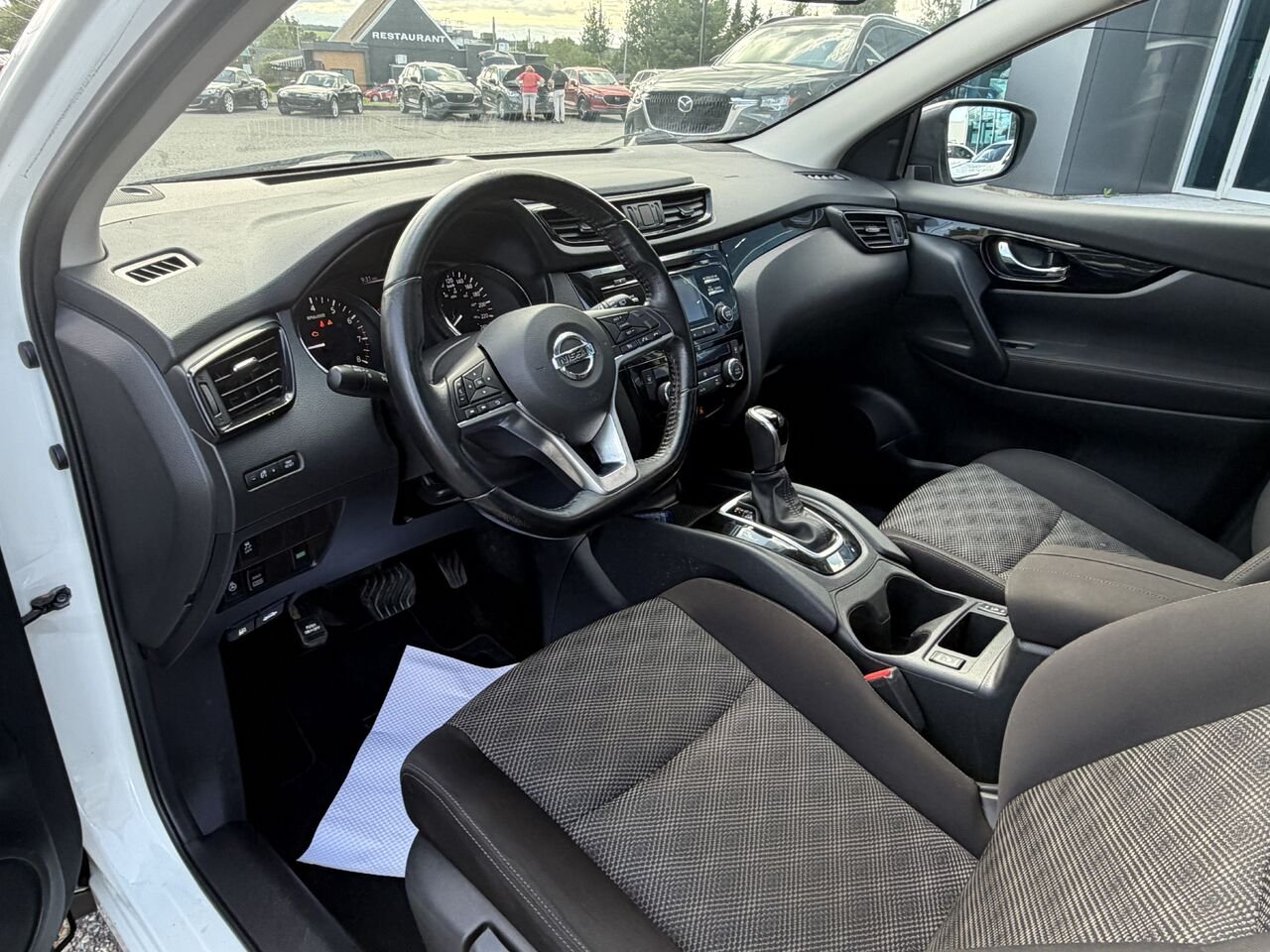 2018 Nissan Qashqai White Ste-Marie - photo #10