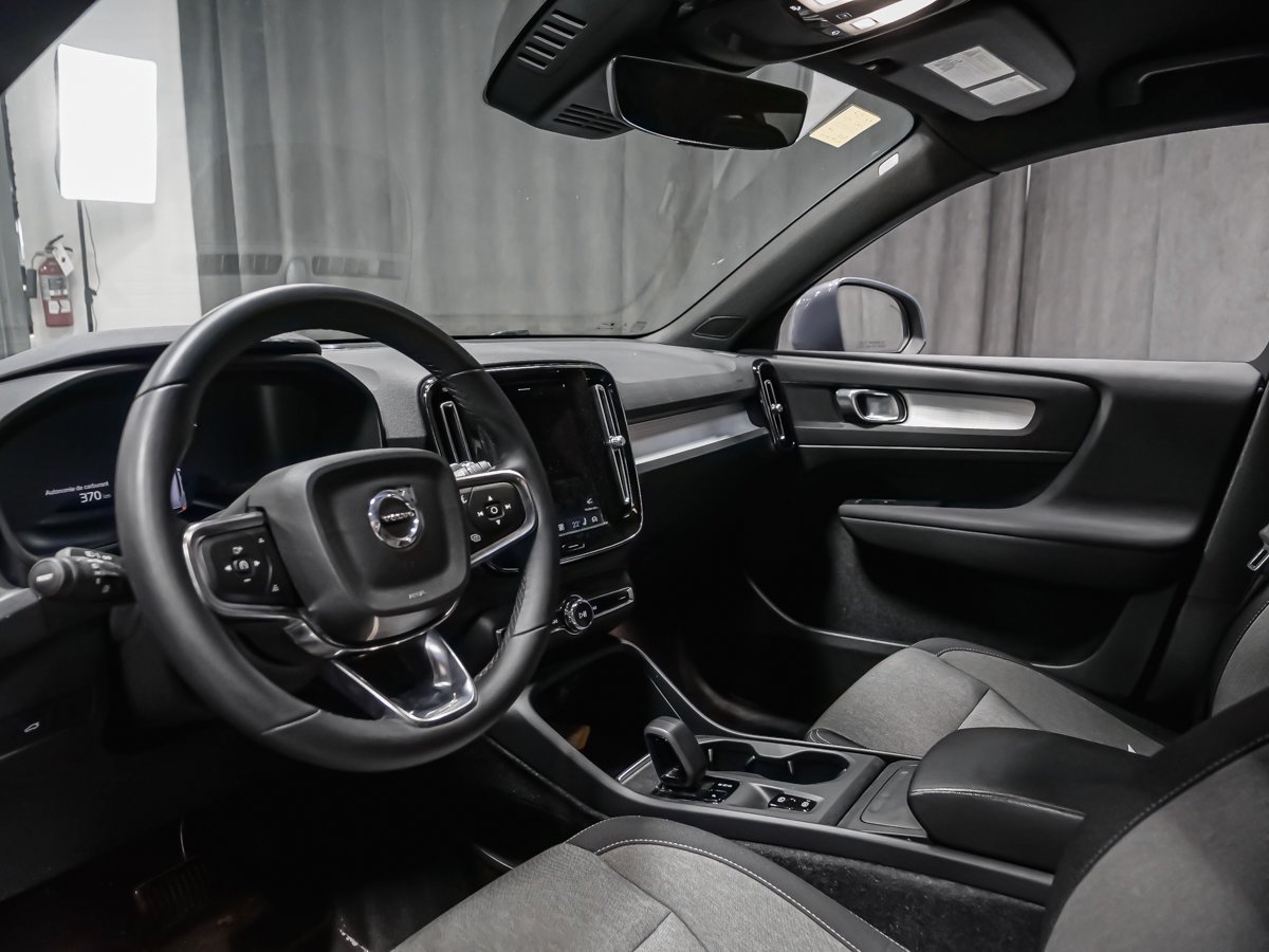 Volvo XC40 B5 CORE AWD 2023 gray Montréal - photo #1